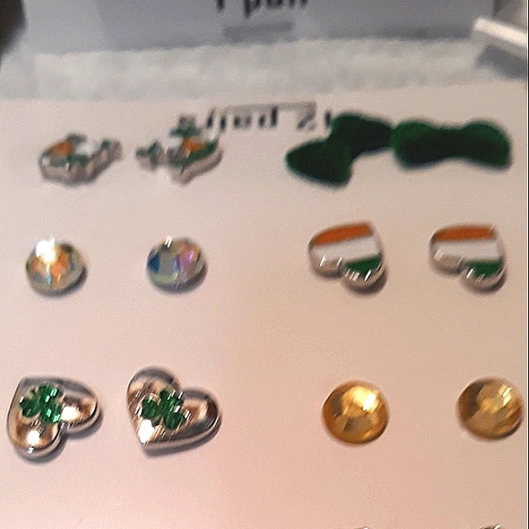 Add On Item- 1 Pr Stud Earrings.Must Bundle 2 reg priced items for $3 pr… - Picture 8 of 11